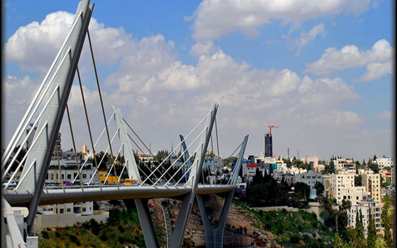 امرأة وأطفالها تحاول الانتحار عن جسر