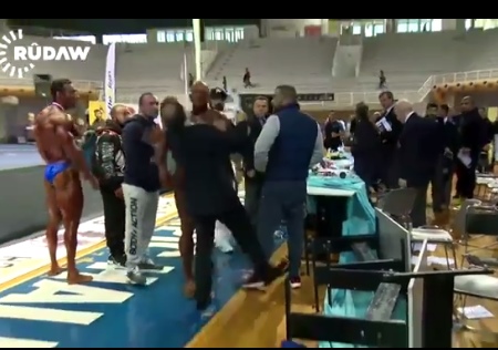 بالفيديو.. لحظة اعتداء لاعب كمال أجسام