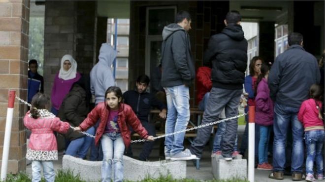 بريطانيا تعيد اللاجئين السوريين إلى دول