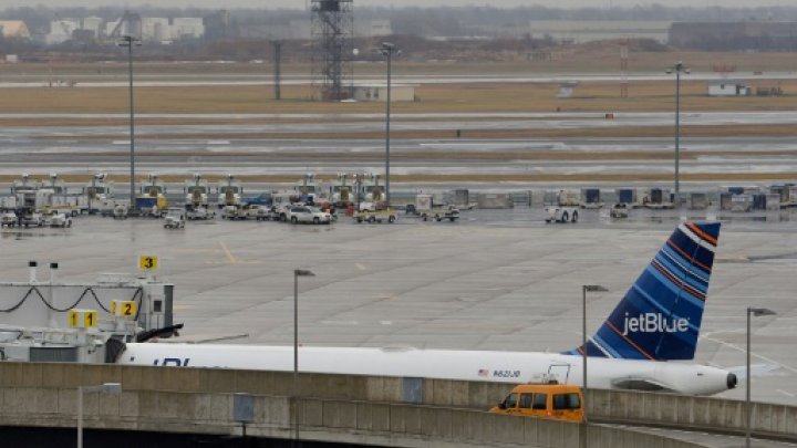 راكب مخمور يتبول على المسافرين