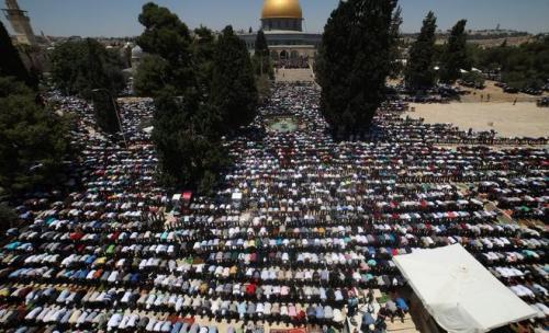 300 ألف فلسطيني صلوا الجمعة الثالثة