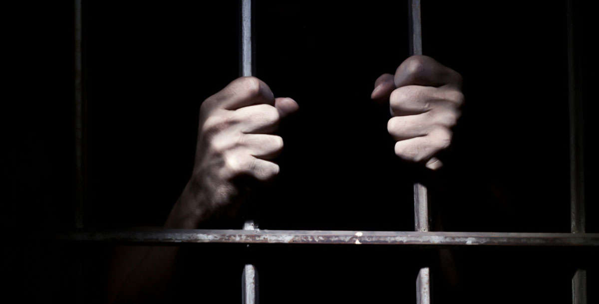 حارس أمن يخطف 3 فتيات ويسرق