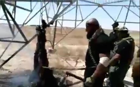 بالصور : قيادي في الحشد يحرق