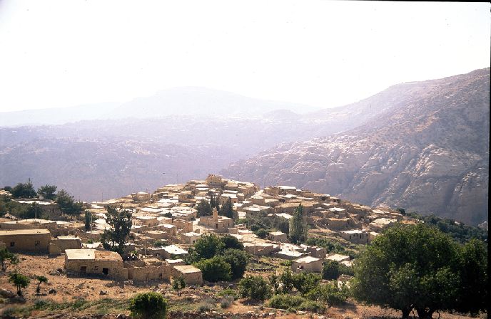 الفنادق الشعبية بضانا مهددة بالإغلاق