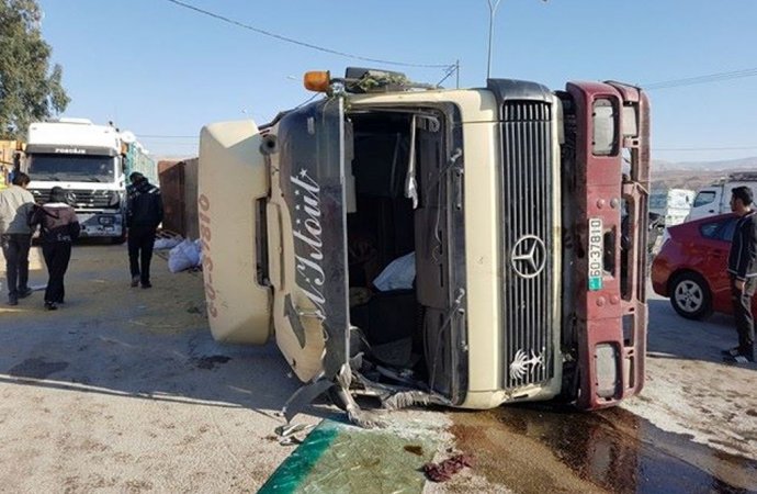 تدهور شاحنة محملة بالأعلاف على اوتوستراد