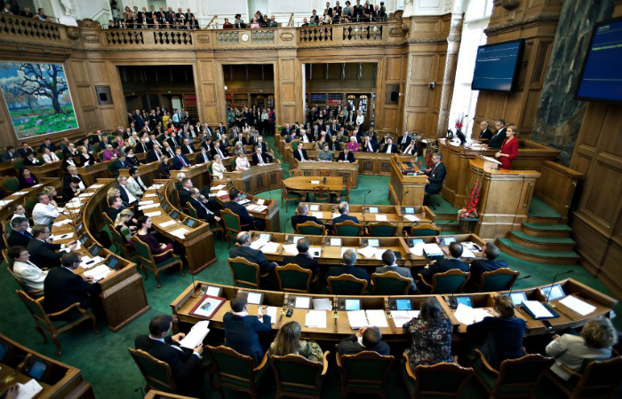 وزيرة دنماركية متشددة تطالب المسلمين في