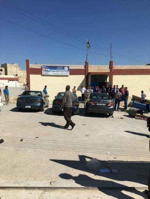 إصابات واعتقالات باعتداء نحو 50 شخصا