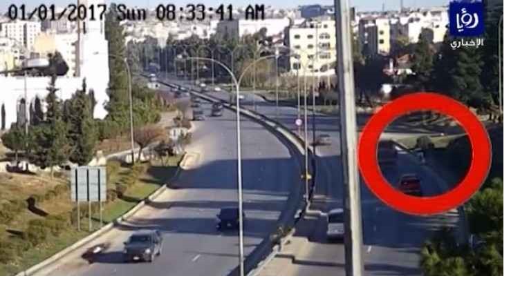 شاهد بالفيديو: مركبة تدهس مواطنا على