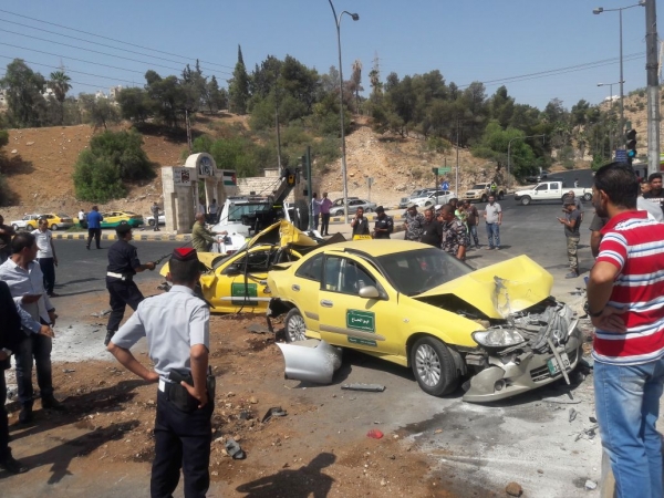 تدهور شاحنة واصطدامها بـ (10) مركبات