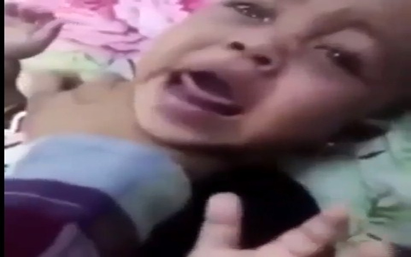 فيديو صادم .. أم تعذب طفليها