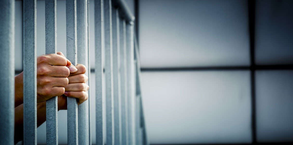 فتاة عربية تقتل أمها وتسمم أباها