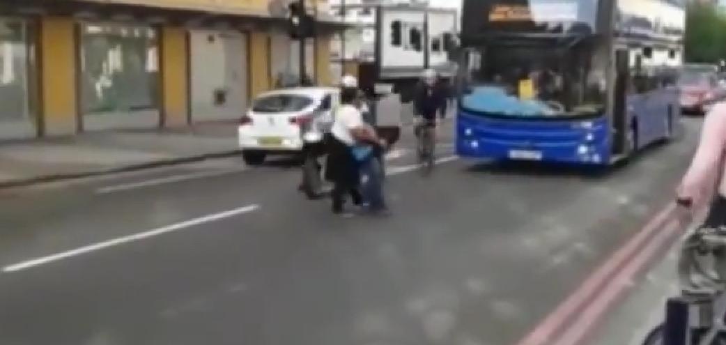 سائقة حافلة تخنق امرأة صورتها وهي