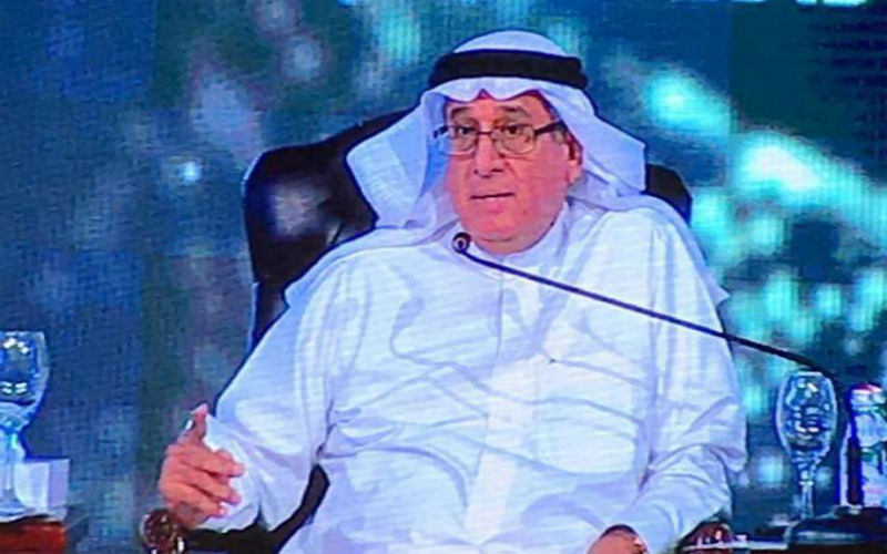 مستشار ملك البحرين يرفض مايكروفون الجزيرة: