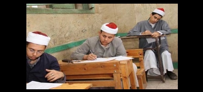 طلاب الثانوية الأزهرية يتداولون امتحان الحديث