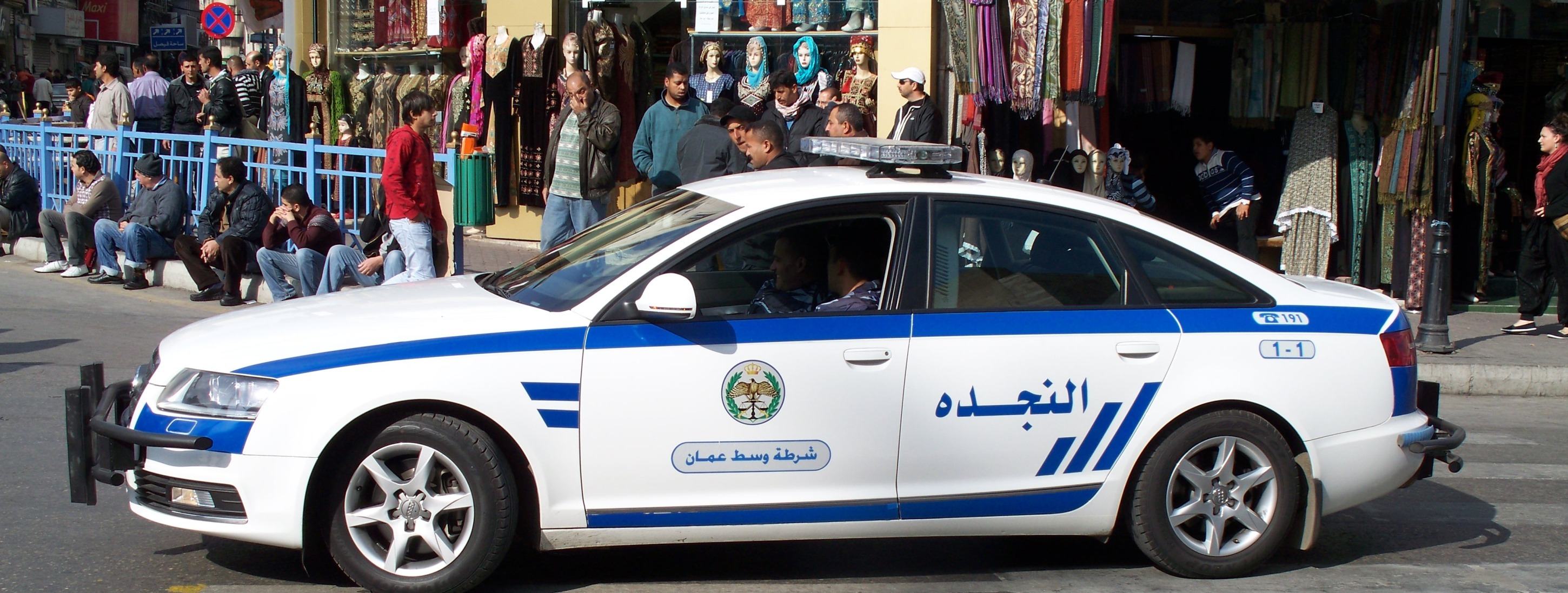 رجل أمن يعتدي على مدرسة
