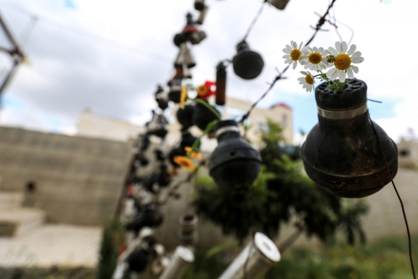طفلة فلسطينية تحول قنابل الاحتلال إلى