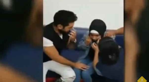 شاهد بالفيديو.. هذه الفتاة قبلت يدي