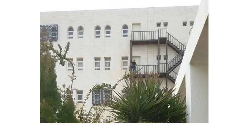 بالصور.. .طالب يحاول الانتحار في جامعة