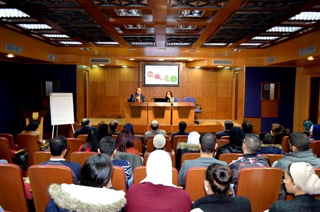 د. ساندر تلقي محاضرة لطلبة السمع