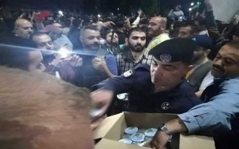 الأمن يوزع على معتصمي الرابع المياه