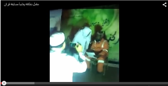 بالفيديو.. عامل نظافة يبهر حضور مسابقة