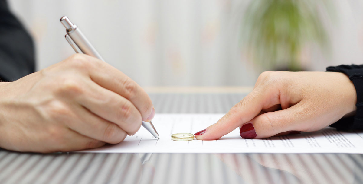 سعودي يزوج ابنته لرجلين في نفس