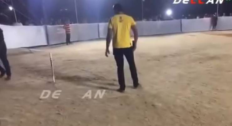 بالفيديو: لحظة وفاة شاب وسط الملعب