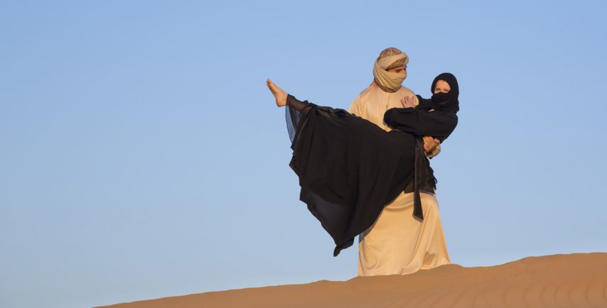 زوجان إماراتيان يتحديان مفهوم الزواج.. وهذه