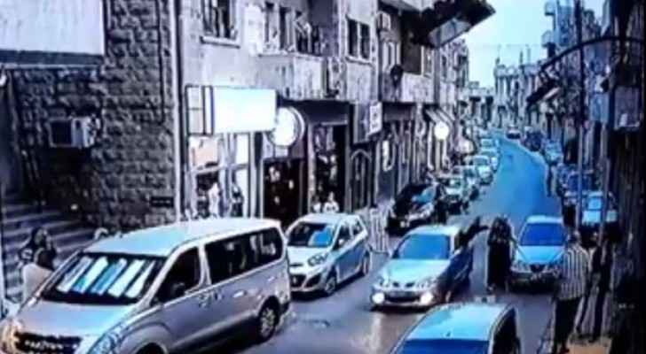 عمانية تخرج من نافذة مركبة لتعتدي