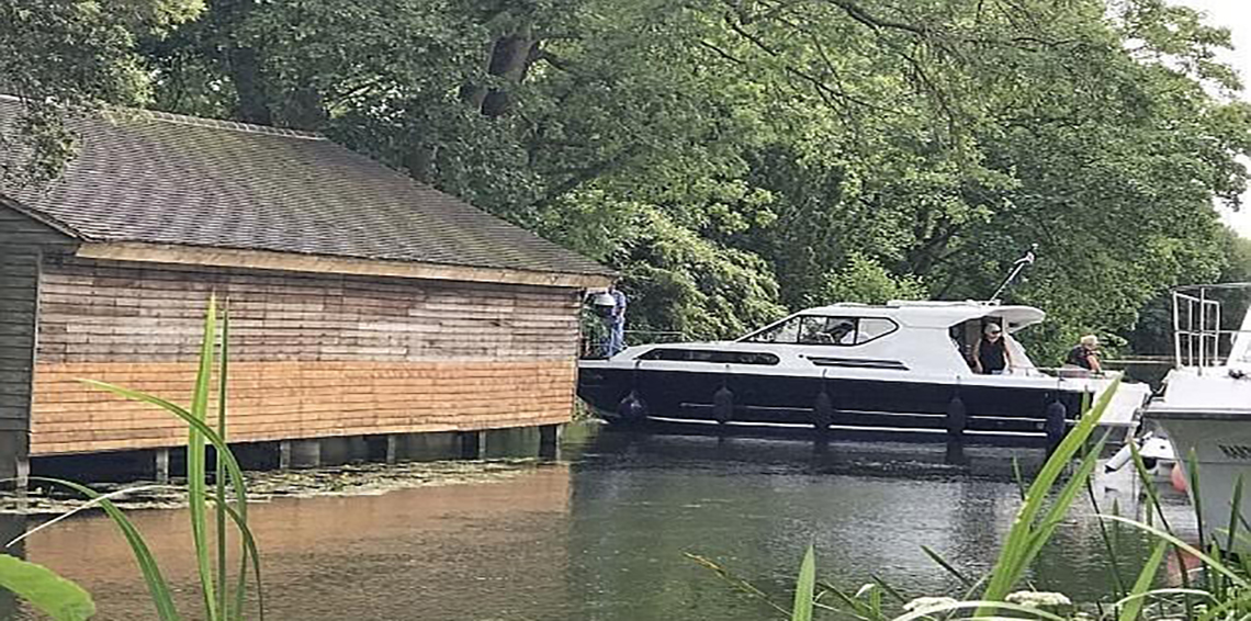 عجوزان يخترقان “قلعة” جورج كلوني في