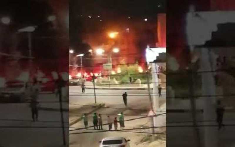 شبان يغلقون دوار الطيبة في اربد