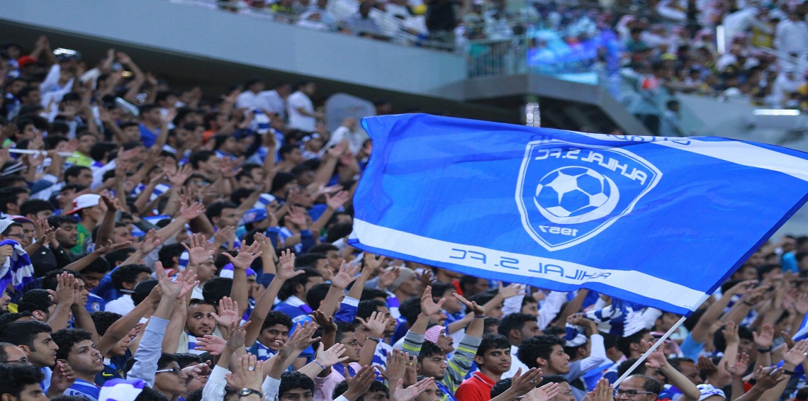 بالفيديو.. حاج يرفع علم نادي الهلال