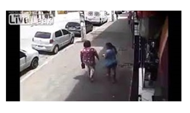 رجل يعتدي على فتاة حاولت منعه