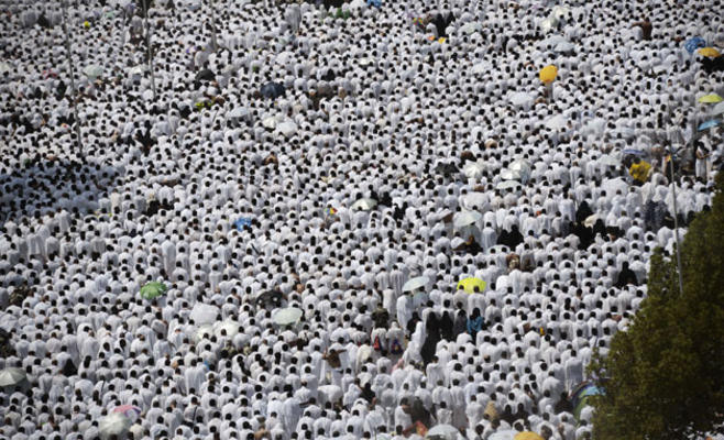 حجاج بيت الله الحرام يفيضون من