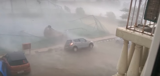 بالفيديو .. الريح تقلب مركبة