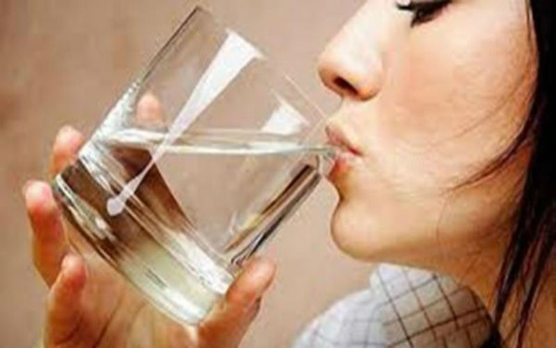 اطباء يدعون الى شرب الماء للحفاظ