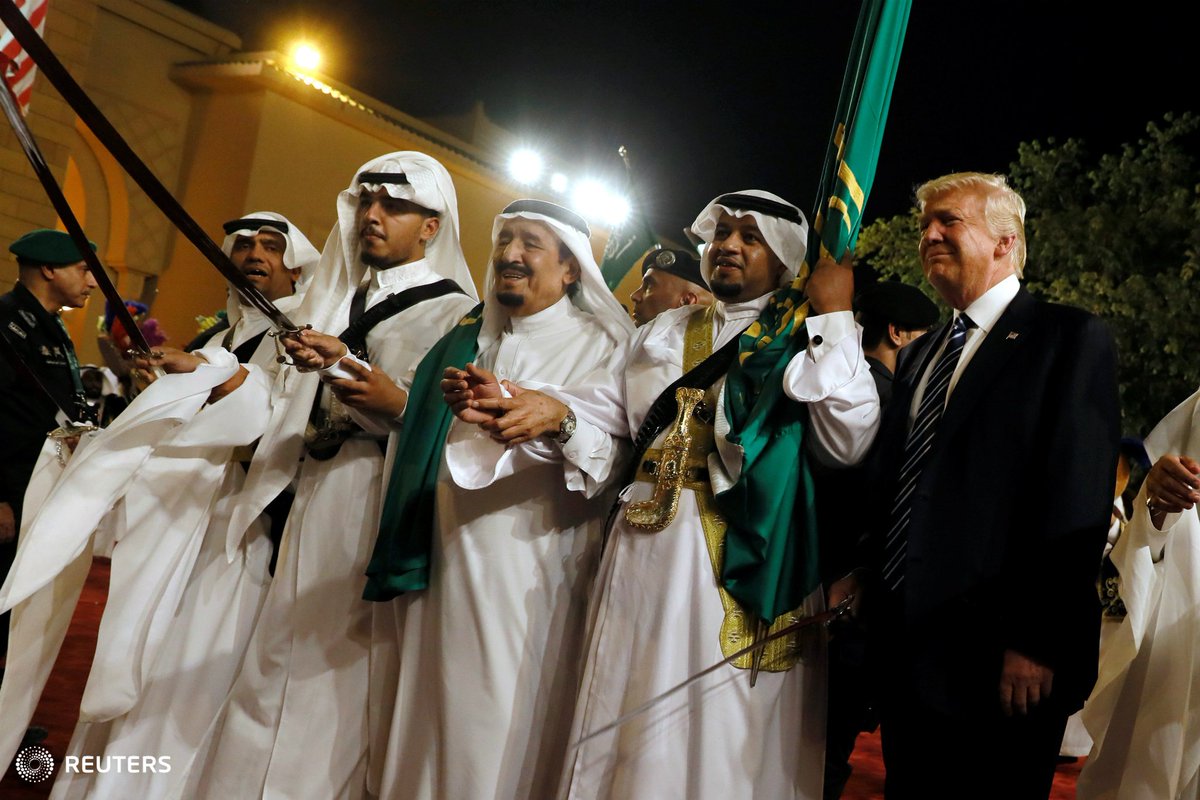 استياء واسع من اسباغ كاتب سعودي