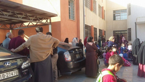 بالصور.. أولياء أمور طلبة مدرسة طيبة