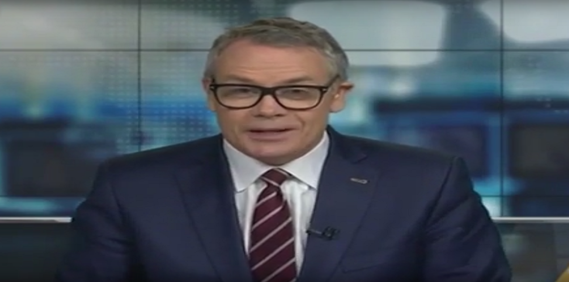 بالصور والفيديو.. مذيع يتعرض لموقف محرج