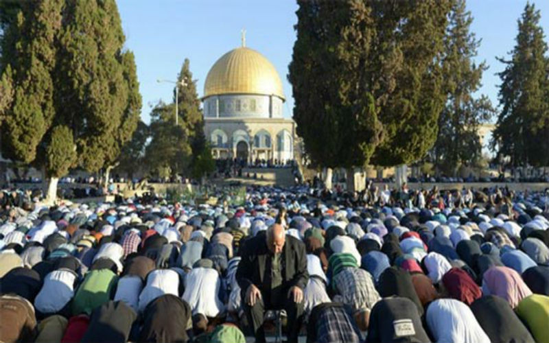 120 ألفا يؤدون صلاة الجمعة الأولى
