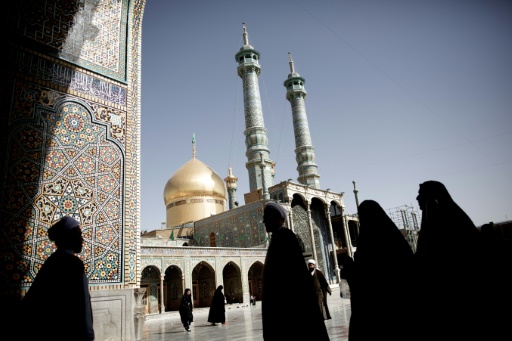 حجاج العراق يصعدون نحو (كعبة قم)