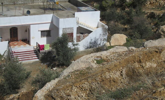 وفاة شاب سقطت عليه صخرة في