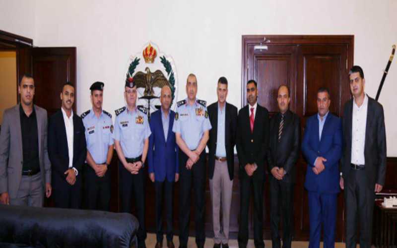 مدير الأمن العام يكرم عددا من