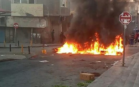 الكرك: شغب وغلق شوارع احتجاجا على
