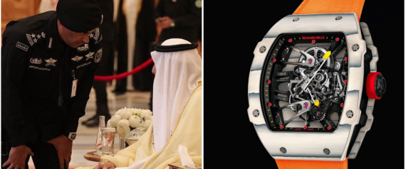 الحارس الخاص للعاهل السعودي يرتدي ساعة