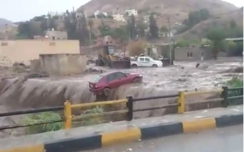 انقاذ اربعة كويتيين ومواطنين علقت مركباتهم