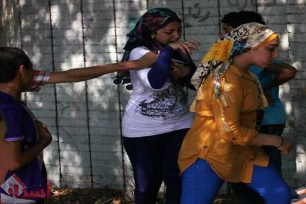 (الجارديان): بعهد السيسي .. نساء يتنكرن