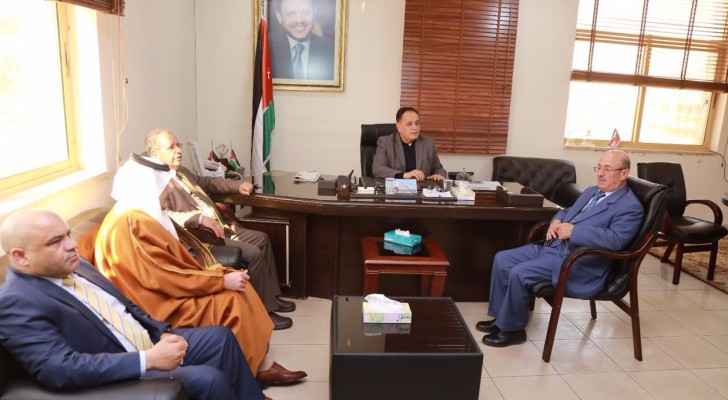 الحكومة تشحد.. اردني يتبرع بأثاث مكاتب