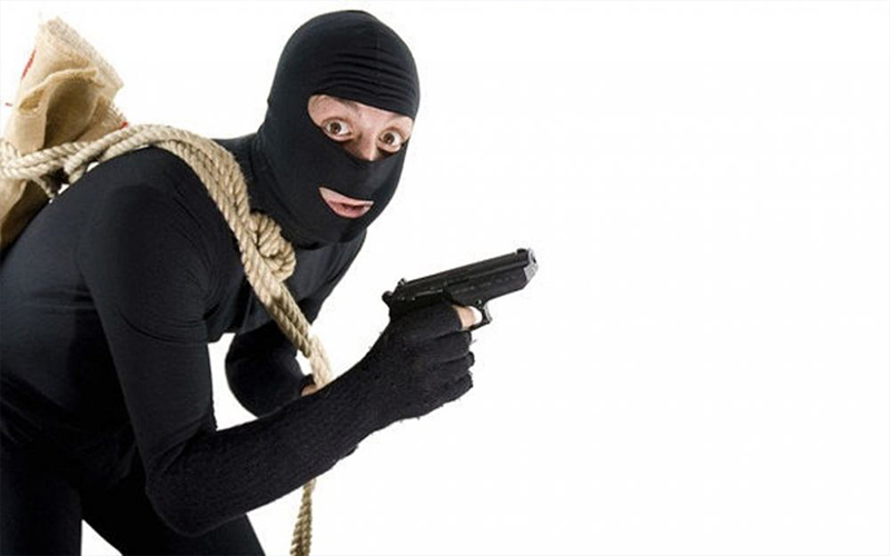 سلب 1200 دينار من كازية في