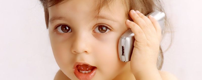 ما السن المناسب لإعطاء الطفل هاتف